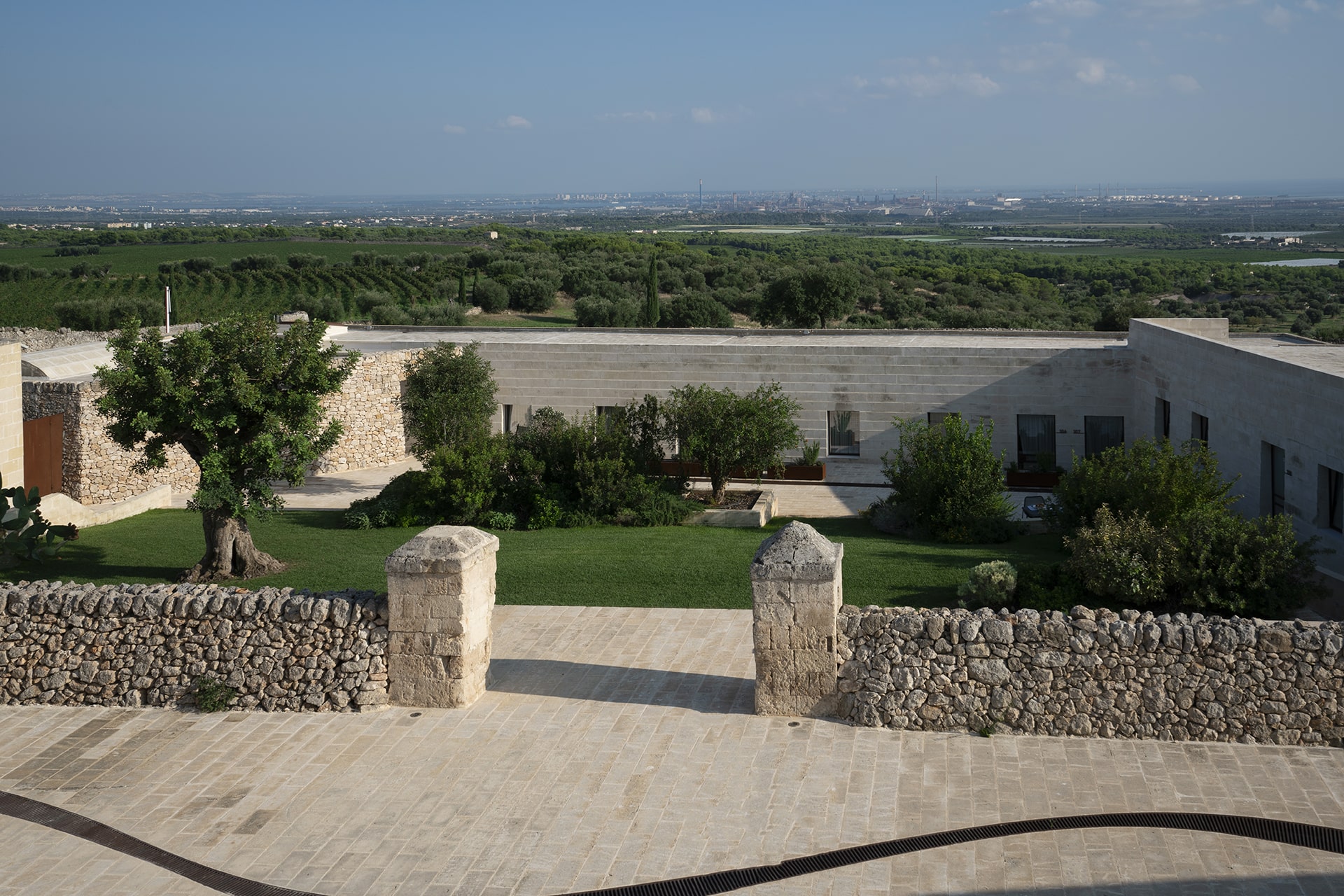 Masseria Amastuola: giardino ovili